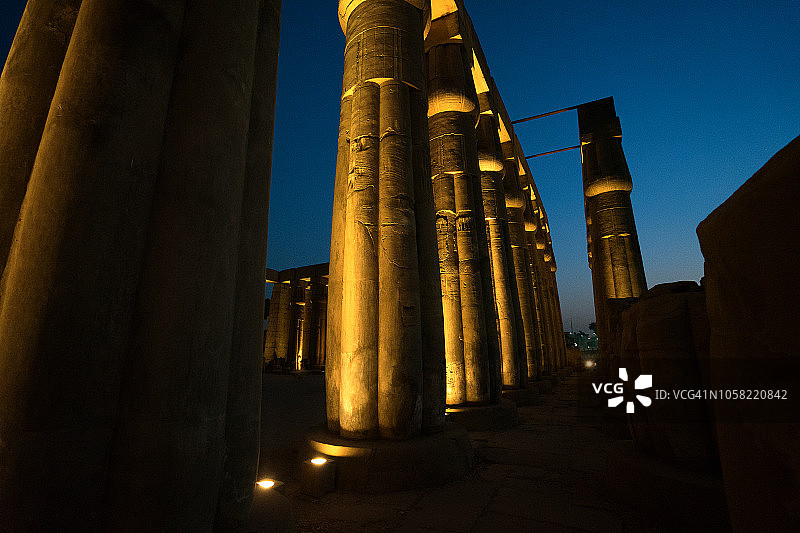 卢克索神庙（底比斯）的暮色景观与柱式建筑图片素材