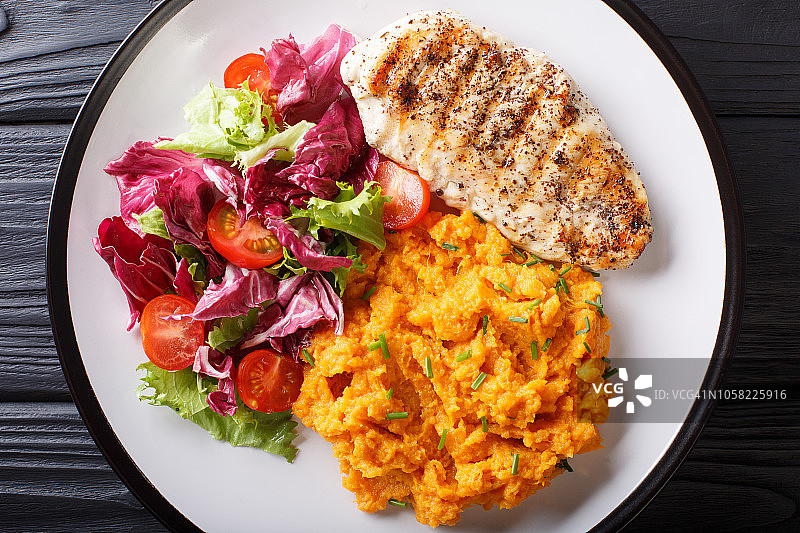 烤鸡搭配土豆泥和新鲜沙拉特写，水平俯视图图片素材