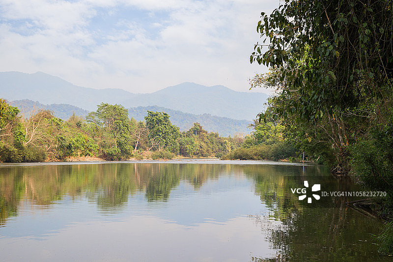 老挝万象省万荣附近南松河的晴朗风光图片素材