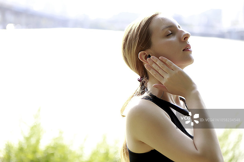 运动后用智能手机恢复的年轻女人图片素材