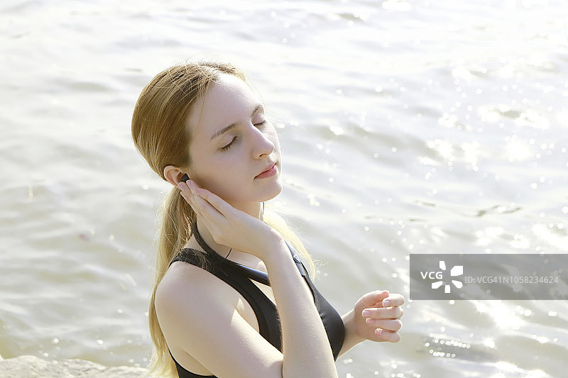 戴着耳机听音乐的运动女人图片素材