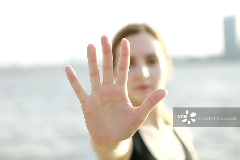 女性展示停止标志图片素材