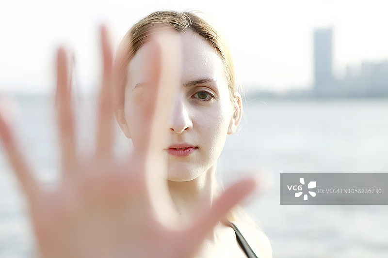 年轻女性展示停止标志图片素材