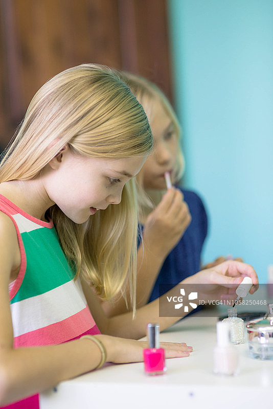 小学生年龄的女孩一起化妆图片素材