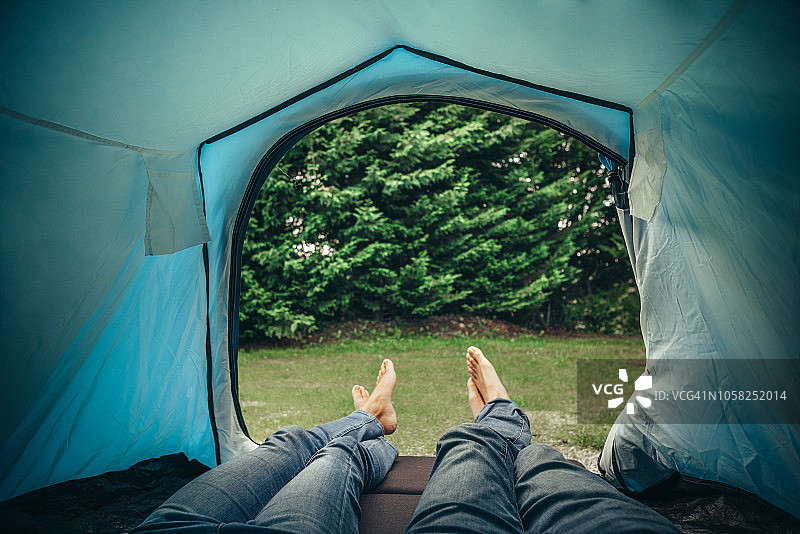 情侣躺在帐篷里图片素材