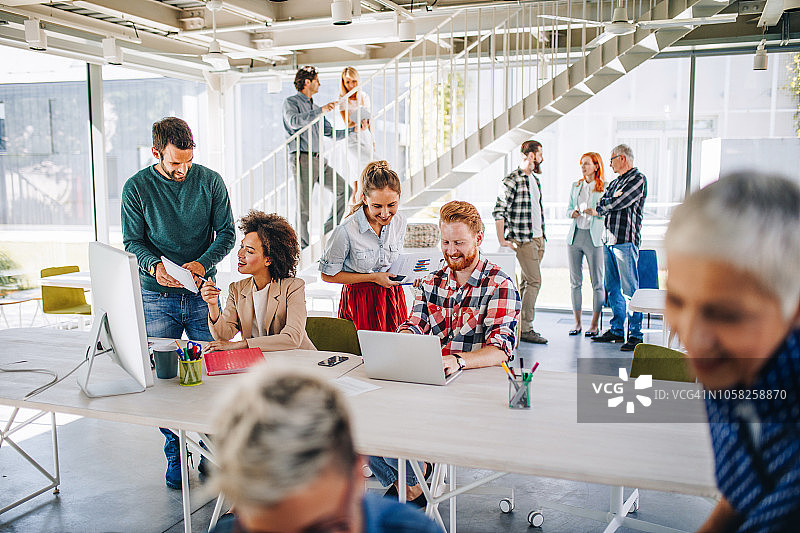 创意人士在现代办公室合作图片素材