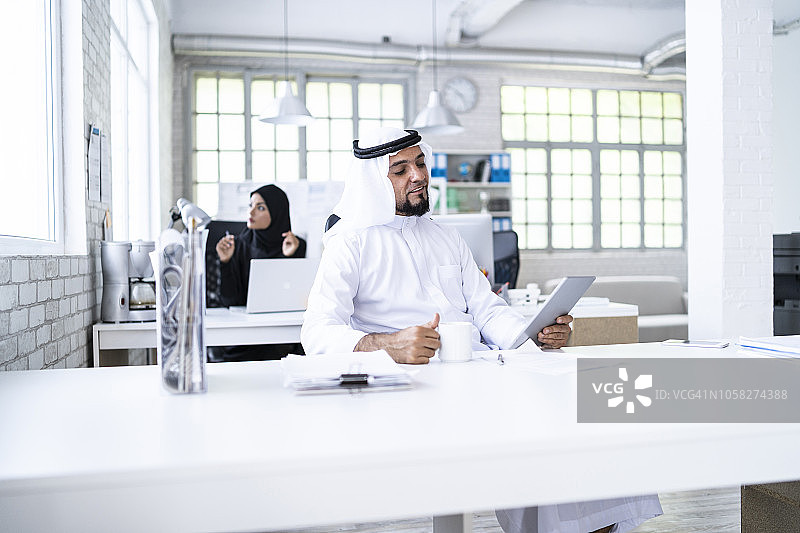 在现代工作室工作的阿拉伯商人图片素材