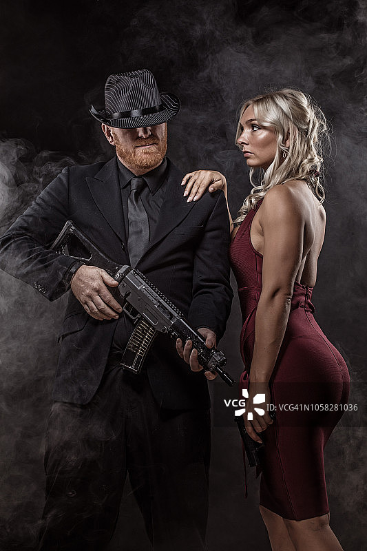 红发男子和美丽的白发女子图片素材