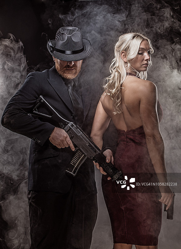 红发男子和美丽的白发女子图片素材