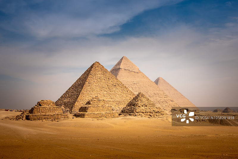埃及吉萨大金字塔全景图片素材