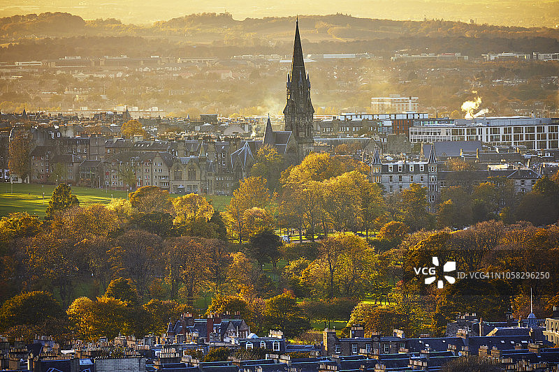 爱丁堡城市风光：从索尔兹伯里峭壁看草甸和巴克莱教堂图片素材