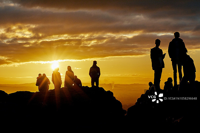 游客在爱丁堡荷里路德公园的亚瑟王座游览图片素材