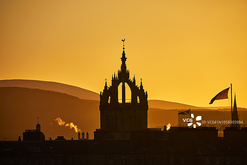 爱丁堡日落天际线，背景是圣吉尔斯大教堂和奔特兰山图片素材