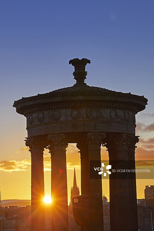 日落时分爱丁堡的达格尔德·斯图尔特纪念碑，蓝天图片素材