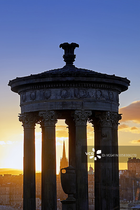 爱丁堡杜格ald·斯图尔特纪念碑，日落时分的蓝色天空图片素材