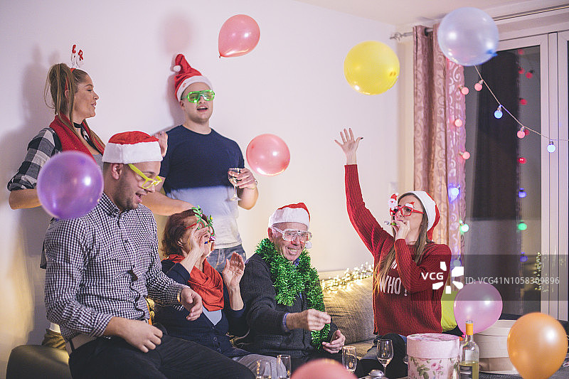 家庭庆祝圣诞节图片素材