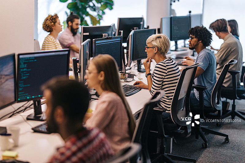 一群计算机程序员在办公室工作图片素材