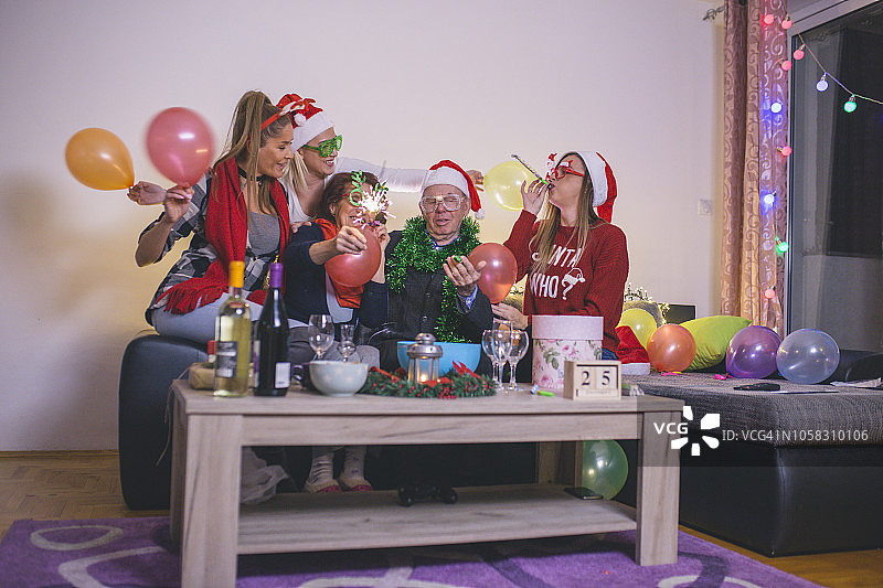 家庭庆祝圣诞节图片素材