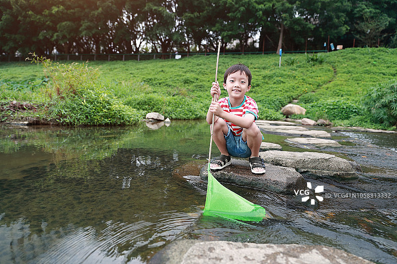 儿童在小溪边钓鱼图片素材