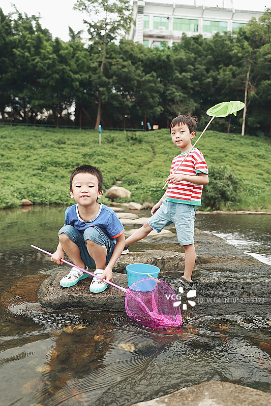 儿童在小溪边钓鱼图片素材