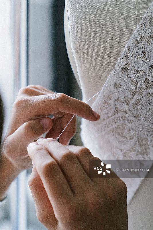 时装设计师创作礼服图片素材