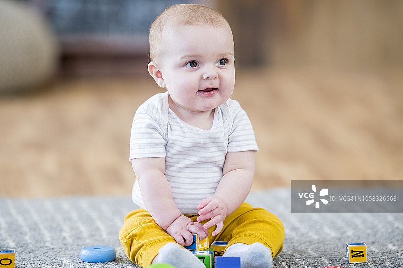 宝宝玩积木图片素材
