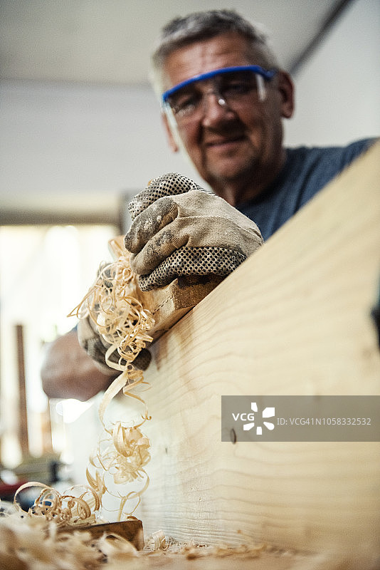 老年木匠刨木头图片素材