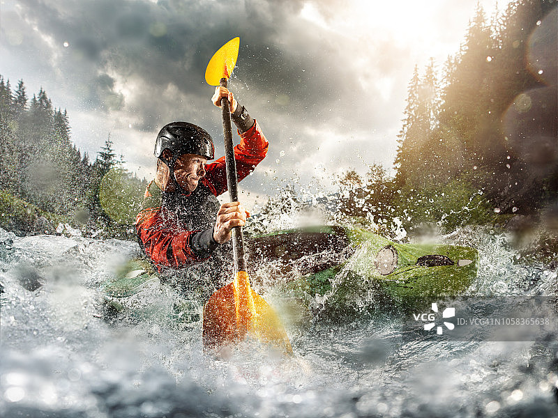 山间激流皮划艇图片素材