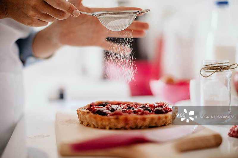 女人在厨房做蛋糕图片素材