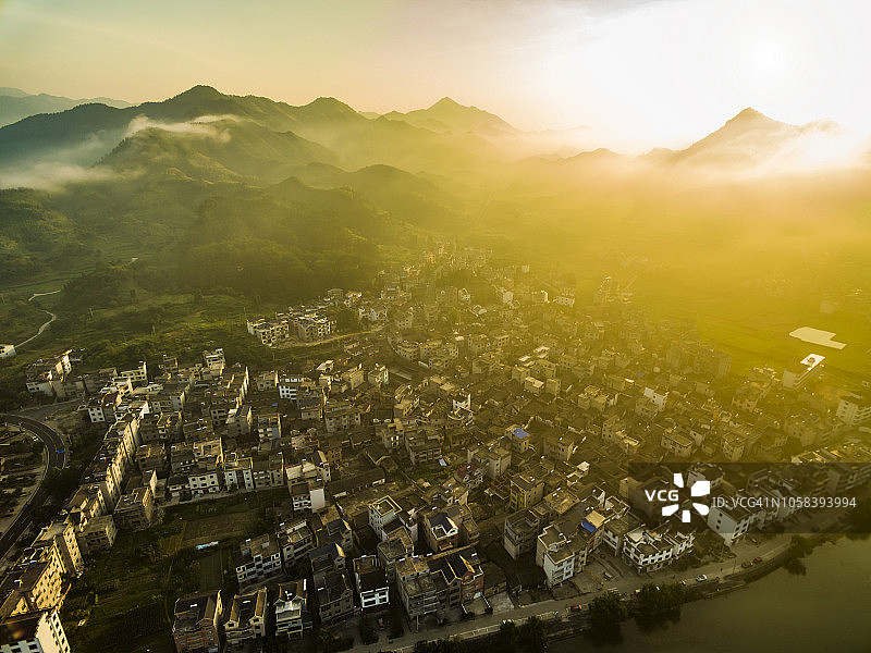航拍：中国浙江日出时分的古老住宅图片素材
