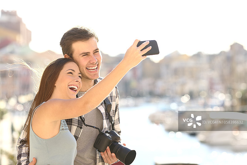 情侣在夏季假期自拍图片素材