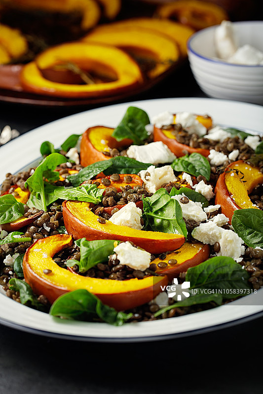 烤南瓜角配绿扁豆和山羊奶酪图片素材