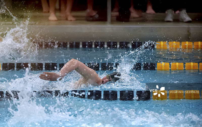 为学校运动会练习自由泳的小男孩图片素材