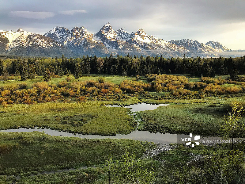 提顿峰前的溪流与池塘图片素材