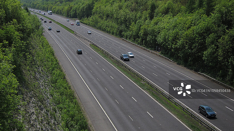 穿过森林地区的高速公路图片素材
