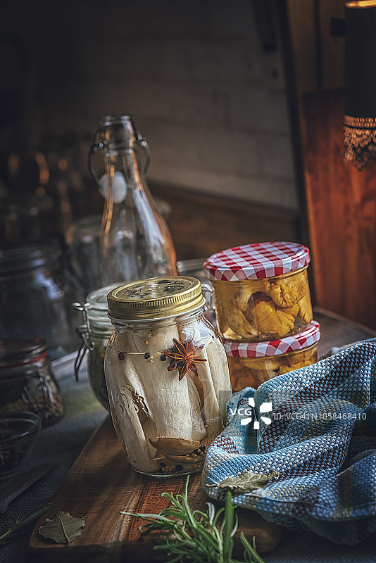 罐装有机蘑菇图片素材