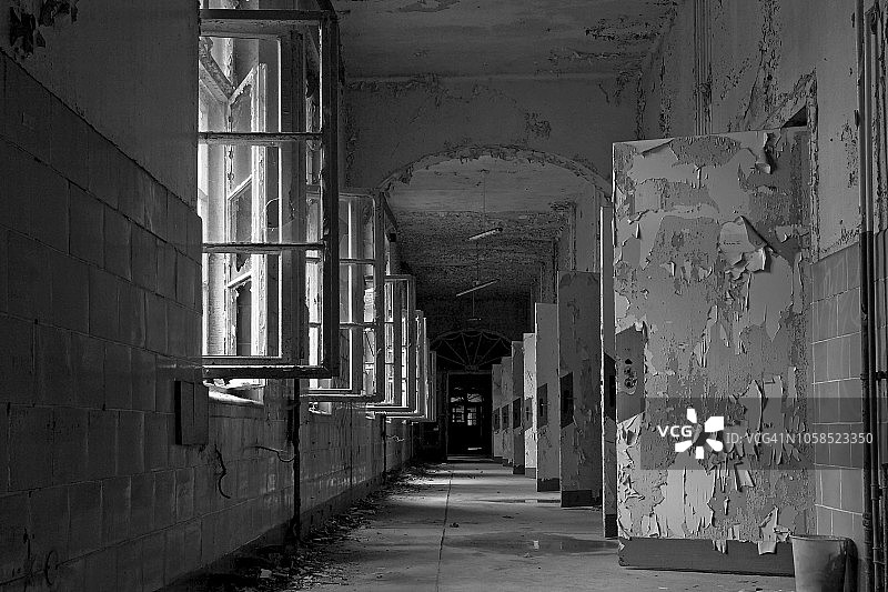 废弃医院里的旧走廊和门图片素材