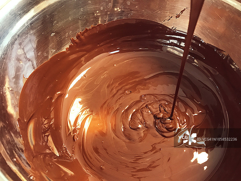 一碗融化的黑巧克力的特写图片素材