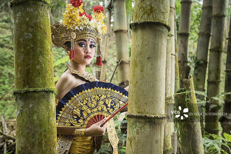 竹林中巴厘岛传统舞者肖像图片素材