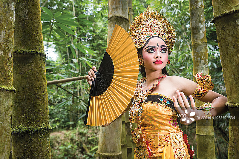 竹林中的巴厘岛传统舞蹈少女图片素材