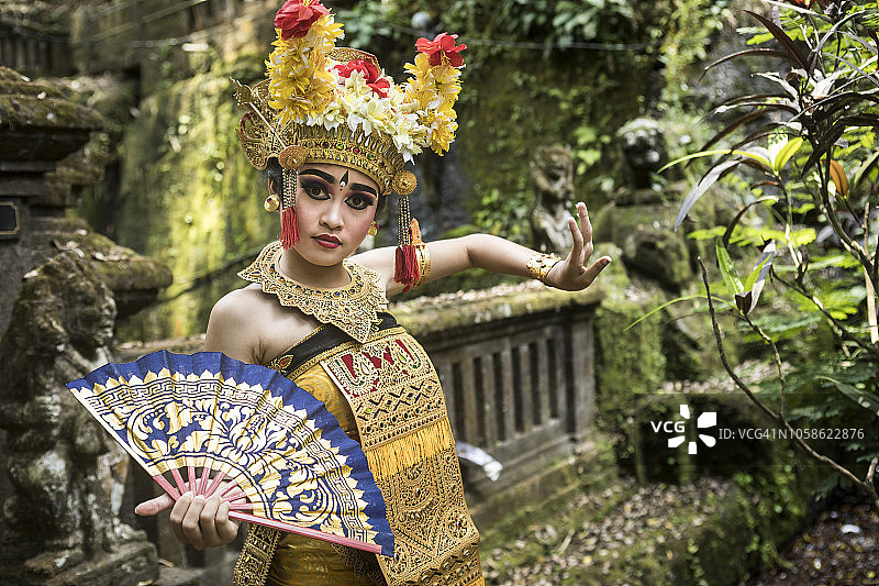 竹林中的巴厘岛传统舞蹈少女图片素材