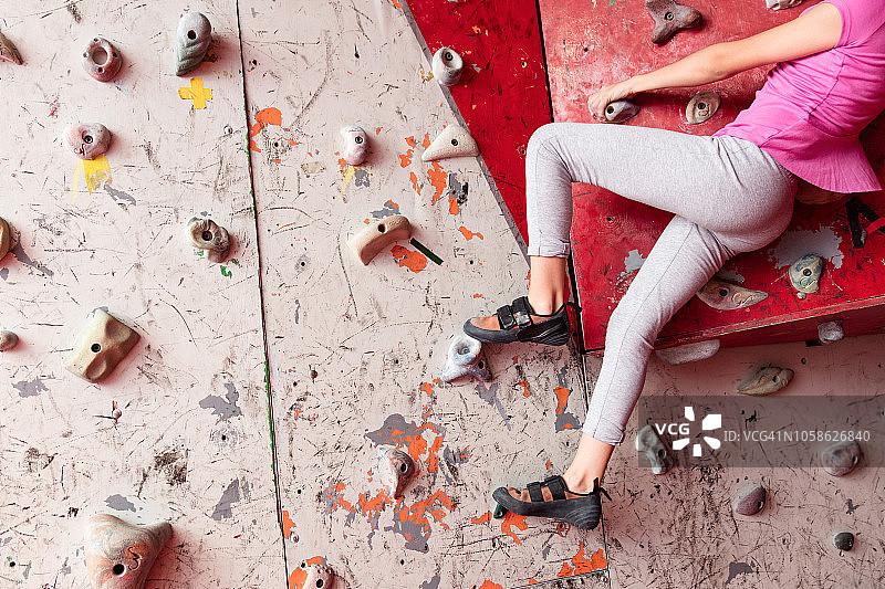 无法辨认的女性青少年攀岩特写图片素材