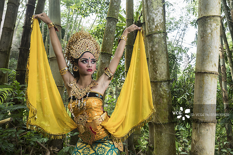 竹林中的巴厘岛传统舞蹈少女图片素材