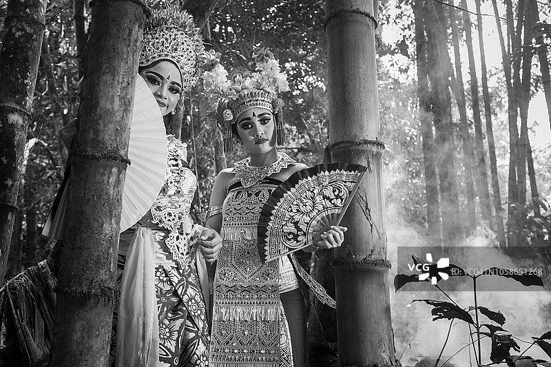 竹林里的年轻巴厘岛传统舞蹈演员图片素材