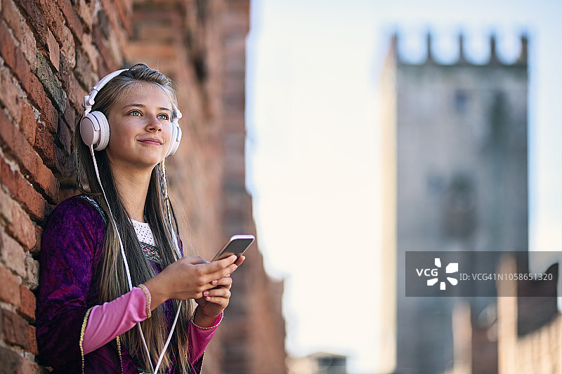 小公主享受现代科技图片素材