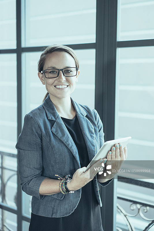 笑容满面的女商人使用平板电脑图片素材