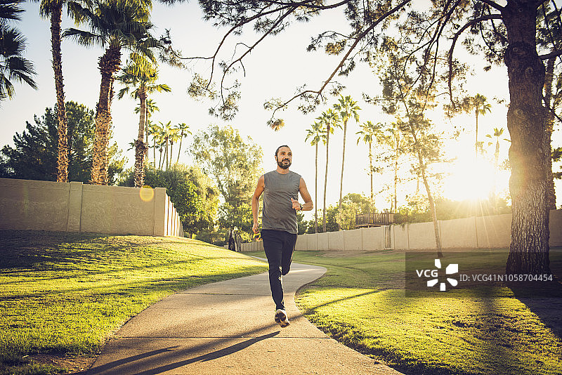 成年男人慢跑图片素材