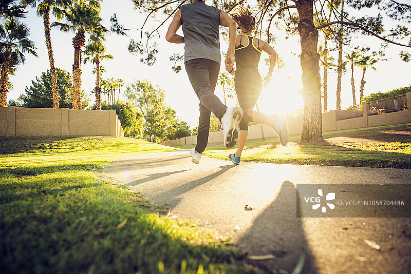 在公园慢跑的情侣图片素材