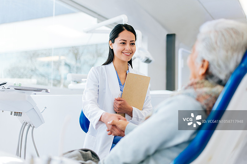 拉丁裔女医生与患者握手问候图片素材