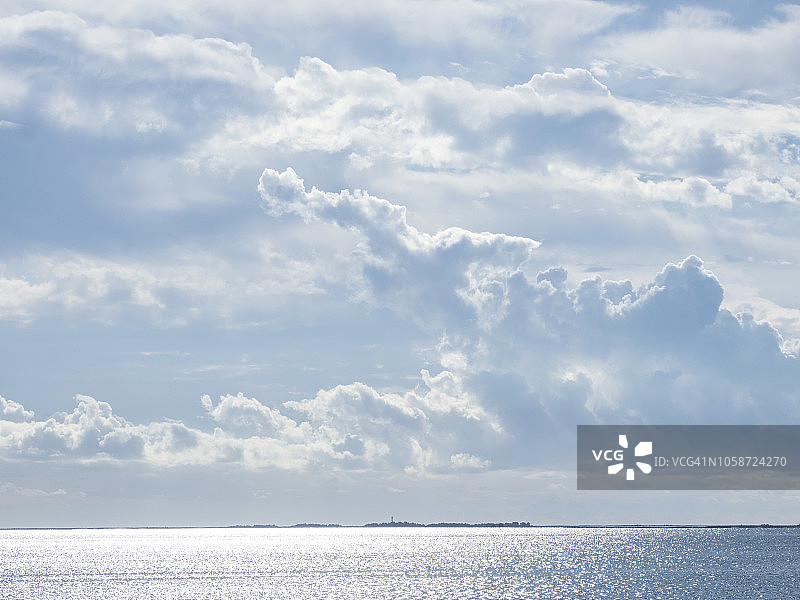 阳光明媚的沙滩海岸与风暴云图片素材